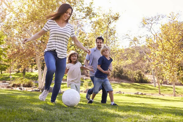 Familj spelar fotboll — Stockfoto