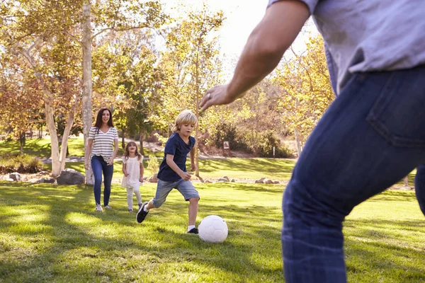Rodina hrát fotbal — Stock fotografie