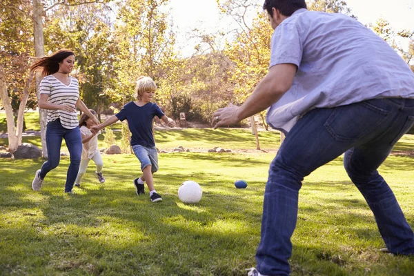Futbol oynarken aile — Stok fotoğraf