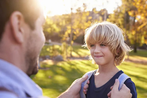 Sac à dos Père attachant le fils — Photo