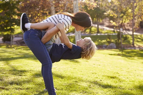 Liefdevolle moeder knuffelen zoon — Stockfoto