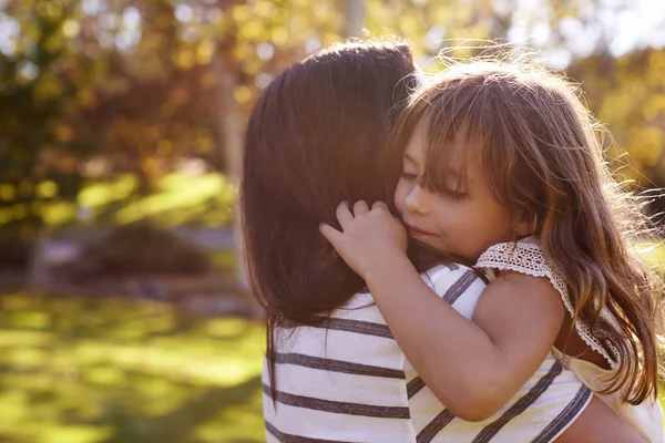 Amare madre abbraccio figlia — Foto Stock