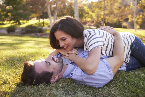 Couple romantique allongé sur herbe — Photo