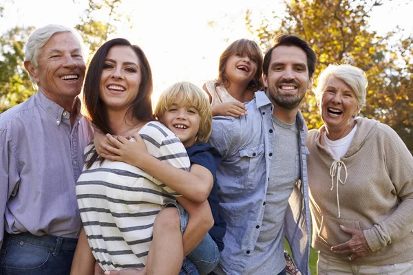 Multi generation familj stående i park — Stockfoto