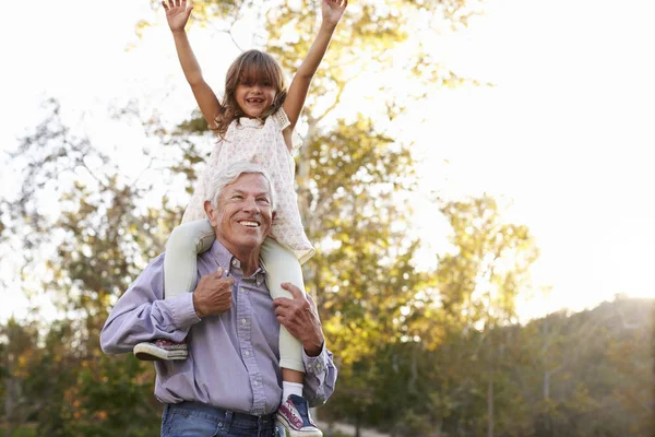 Grand-père donnant petite-fille épaule Ride — Photo