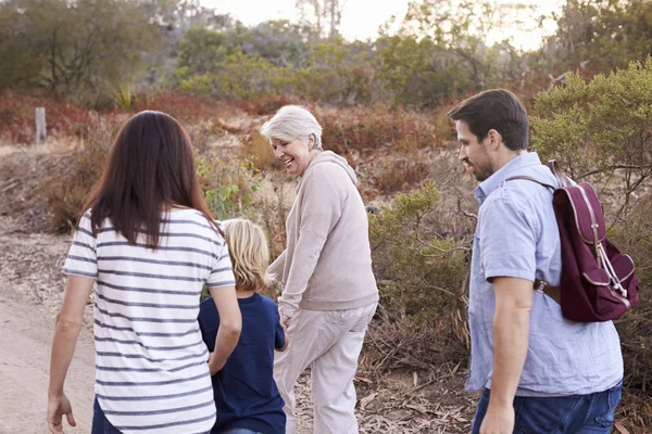 Famille multi-génération en randonnée — Photo