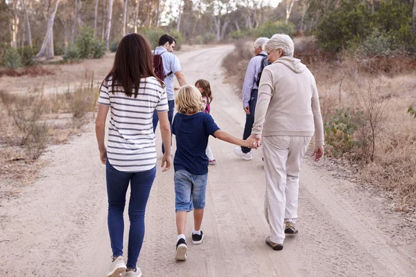 Multi Generation Family On Hike — Fotografie, imagine de stoc