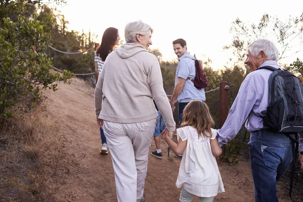 Famiglia multi generazione in escursione — Foto Stock