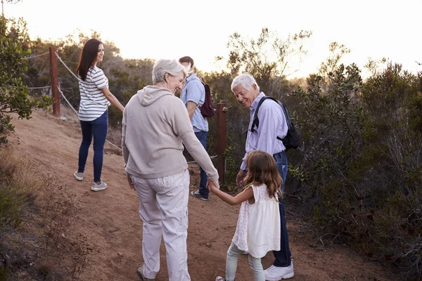 Familia de varias generaciones en caminata — Foto de Stock
