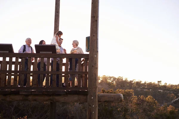 Familie op buiten observatie dek — Stockfoto