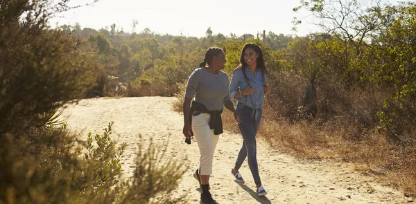 Mère et fille randonnée dans la campagne — Photo