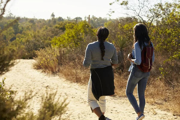 母亲和女儿徒步旅行在农村 — 图库照片