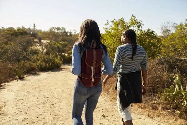 Caminhadas de mãe e filha no campo — Fotografia de Stock