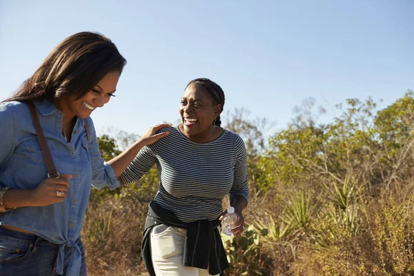 Moeder en dochter wandelen In landschap — Stockfoto