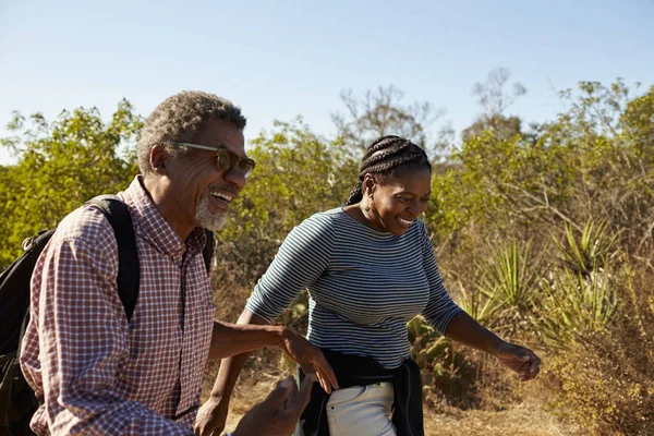 Oudere paar wandelen In landschap — Stockfoto