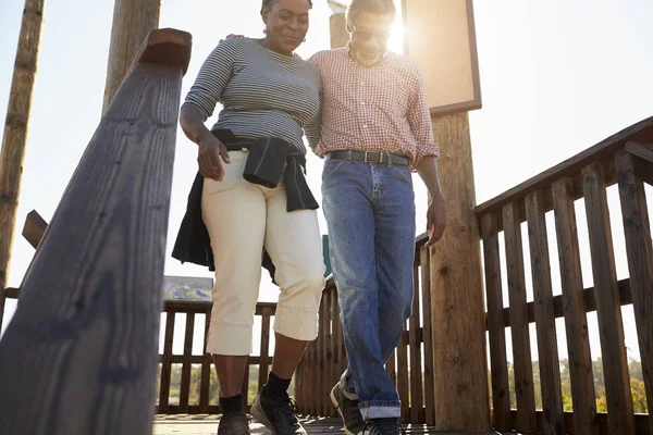 Älteres Paar läuft auf Aussichtsplattform — Stockfoto