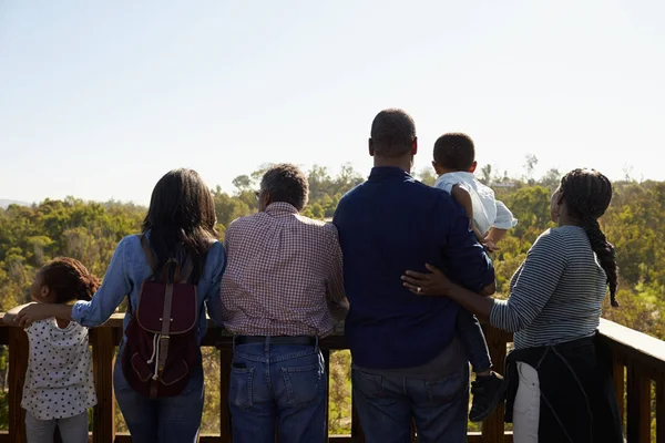 Famille sur le pont d'observation extérieur — Photo