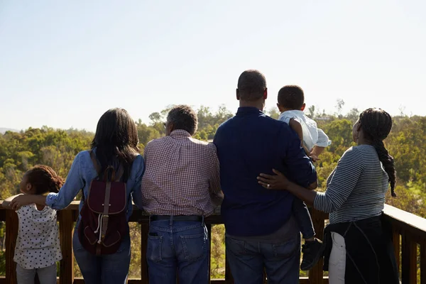 Familia en cubierta de observación al aire libre —  Fotos de Stock