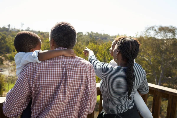 Grands-parents et petits-enfants sur le pont d'observation — Photo
