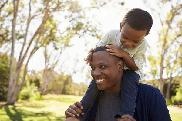 Father Carrying Son On Shoulders — Stock Photo, Image
