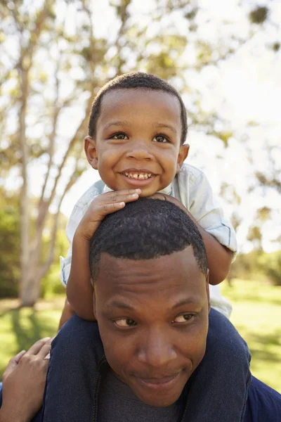 Père portant son fils sur les épaules — Photo
