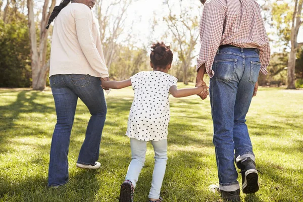 Grand-parents et petite-fille dans le parc — Photo