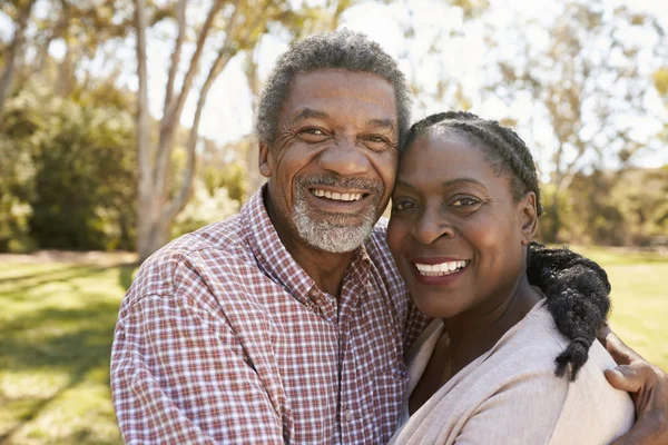 Couple mature dans le parc — Photo