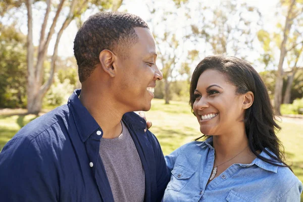 Shot de pareja en el parque — Foto de Stock