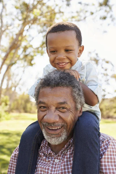 Abuelo lleva nieto —  Fotos de Stock