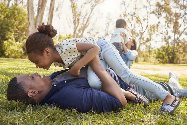 Ouders spelen met kinderen — Stockfoto