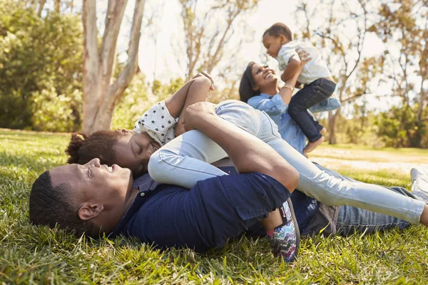 Ouders spelen met kinderen — Stockfoto