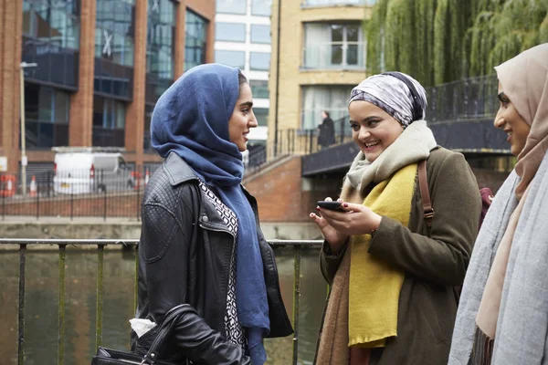 Muslimische Freundinnen — Stockfoto