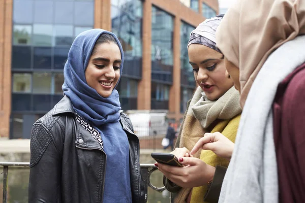 Muslimische Freundinnen — Stockfoto