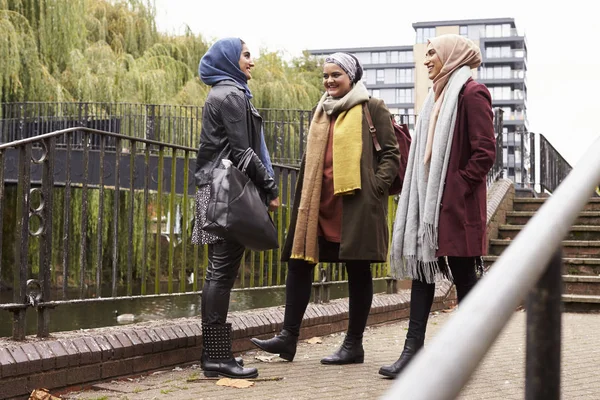 Británica musulmana amigas —  Fotos de Stock