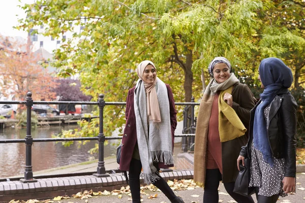 British Muslim Female Friends — Stock Photo, Image