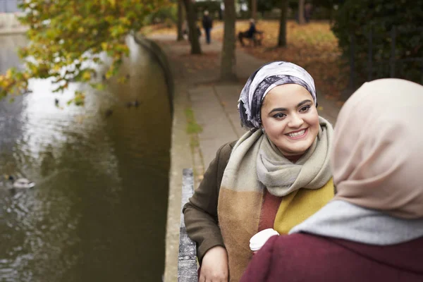 イギリスのイスラム教徒の女性の友人 — ストック写真