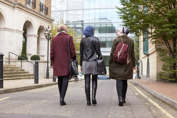 Mulheres de negócios muçulmanas britânicas — Fotografia de Stock