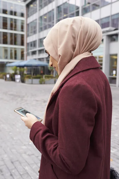 Brittiska muslimsk kvinna — Stockfoto