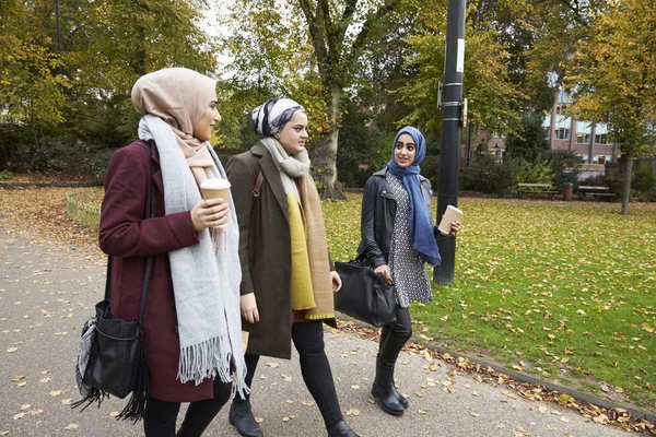 イギリスのイスラム教徒の女性 — ストック写真