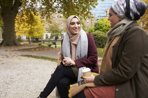 イギリスのイスラム教徒の女性 — ストック写真