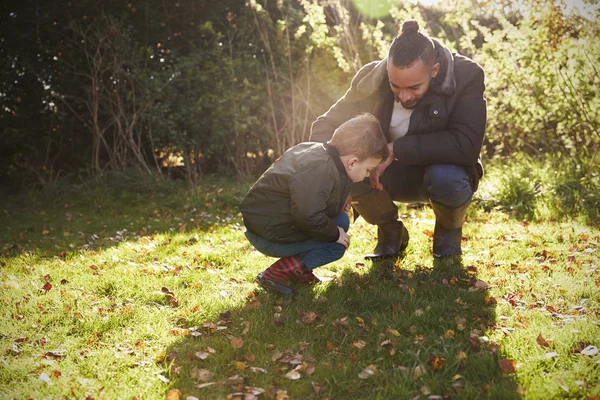 Pojke och far spela i trädgården — Stockfoto