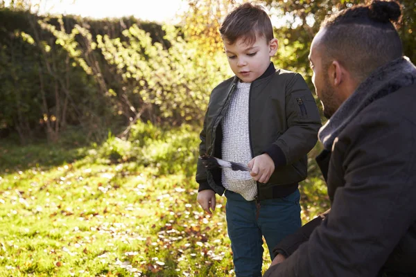 Niño y padre jugando en el jardín — Foto de Stock