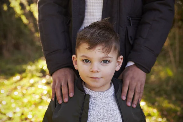 Chlapec s otcem na podzimní zahradě — Stock fotografie