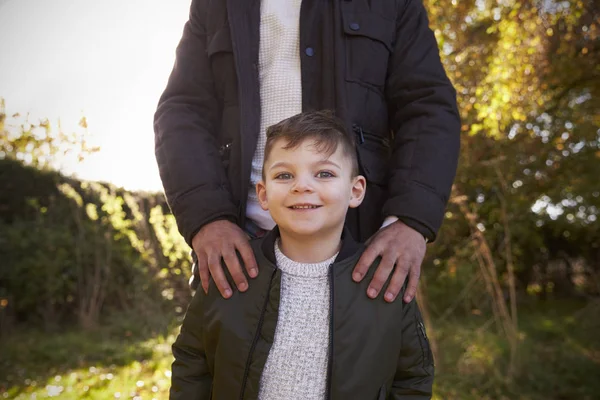 Мальчик с отцом в осеннем саду — стоковое фото