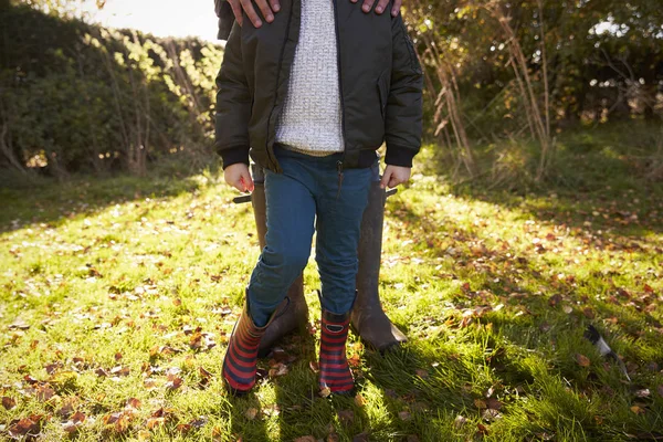 Ragazzo con padre in autunno giardino — Foto Stock