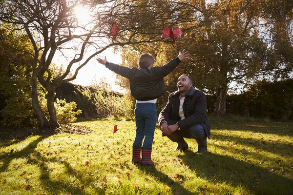 Chlapec a otec hrál v zahradě — Stock fotografie