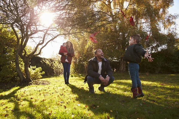 Parents And Children Playing in Garden — Stock Photo, Image