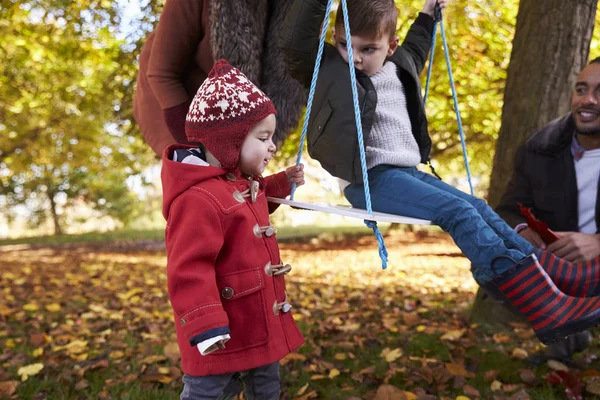 Ouders met kinderen In de tuin van de herfst — Stockfoto