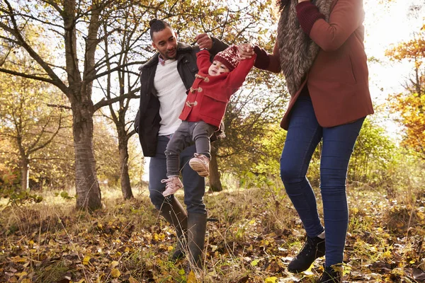 Flicka på hösten promenad med föräldrar — Stockfoto