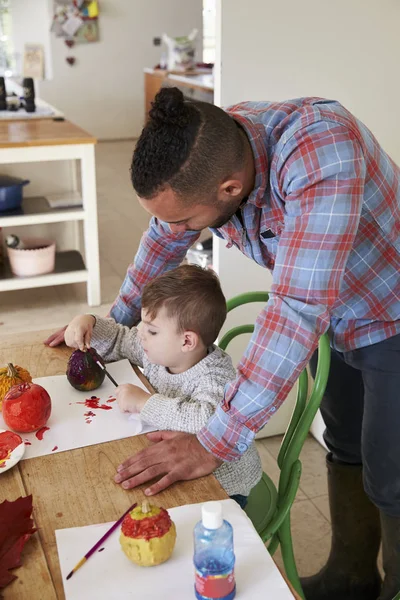 Father And Son Decorating Halloween Pumpkins — Stock Photo, Image